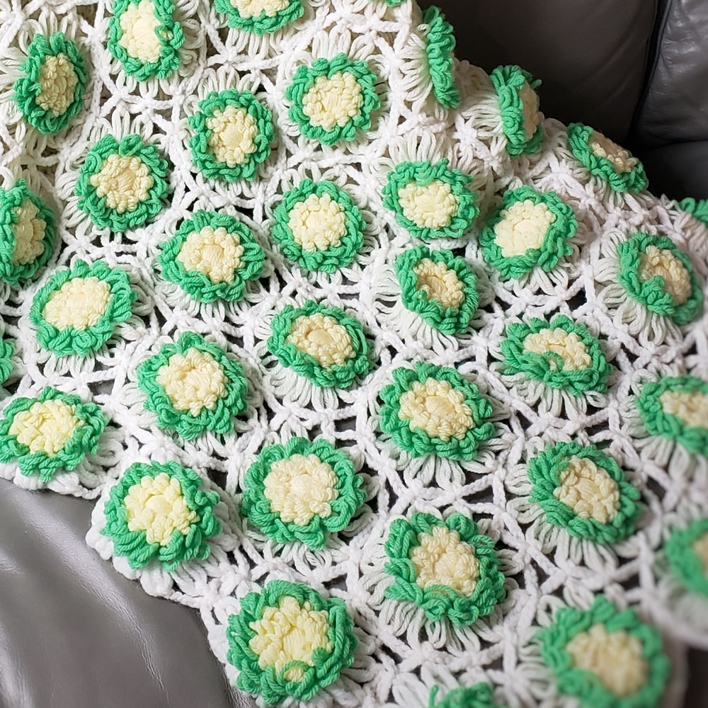 Vtg Boho Crocheted 3D Bubble Flower Daisy Chain Afghan Throw Blanket 55" x 60"